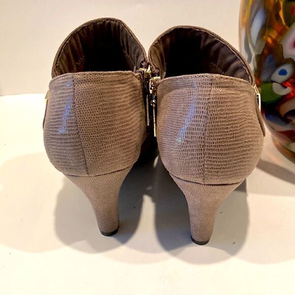 London Fog Tan Ankle Booties Size 8.5 - Picture 3 of 8